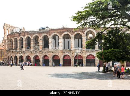 VERONA, ITALIA - 3 GIUGNO: Turisti all'Arena di Verona, Italia il 3 giugno 2015. L'anfiteatro potrebbe ospitare più di 30, 000 spettatori in antico Foto Stock