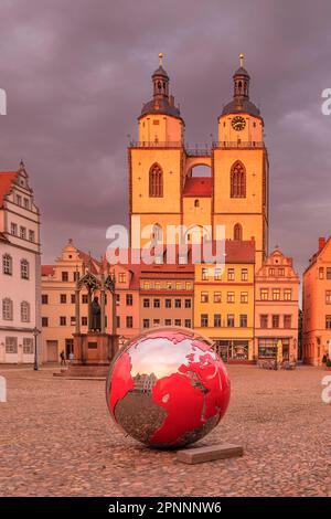 Chiesa di Santa Maria con monumento Lutero sulla piazza del mercato, Wittenberg, Sassonia-Anhalt, Germania, Wittenberg, Sassonia-Anhalt, Germania Foto Stock