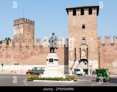 VERONA - 3 GIUGNO: Castello di Castelvecchio a Verona il 3 giugno 2015. Il castello è stato costruito nel 14th ° secolo. Foto presa da Via Roma Foto Stock