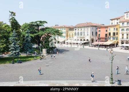 VERONA, ITALIA - 3 GIUGNO: Turisti in Piazza Bra a Verona, Italia, il 3 giugno 2015. Verona è famosa per il suo anfiteatro che potrebbe ospitare più di Foto Stock