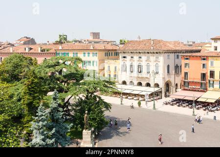 VERONA, ITALIA - 3 GIUGNO: Turisti in Piazza Bra a Verona, Italia, il 3 giugno 2015. Verona è famosa per il suo anfiteatro che potrebbe ospitare più di Foto Stock