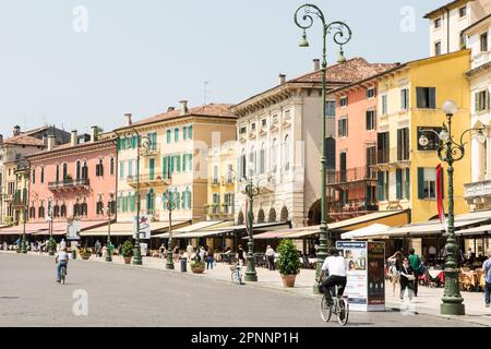 VERONA, ITALIA - 3 GIUGNO: Turisti in Piazza Bra a Verona, Italia, il 3 giugno 2015. Verona è famosa per il suo anfiteatro che potrebbe ospitare più di Foto Stock