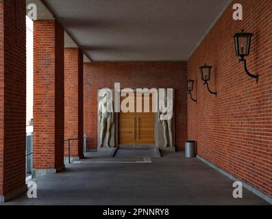 Una delle entrate della piscina interna aperta nel 1938 su quello che era allora un sito militare, la sala era stata costruita per la SS Leibstandarte Foto Stock