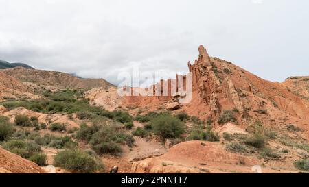 Scenario dal canyon fiabesco, formazione rocciosa unica situata in Kirghizistan. Canyon è noto per le sue insolite e colorate formazioni rocciose, che hanno b Foto Stock