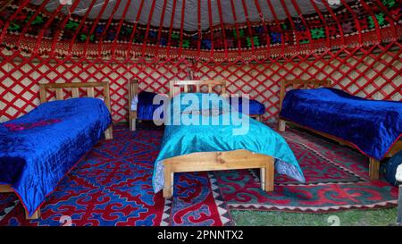 Vista interna di uno yurt, una tenda circolare in Kirghizistan che funziona come una casa usata dai dungan e da diversi gruppi nomadi in Asia centrale Foto Stock