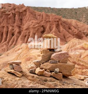 Scenario dal canyon fiabesco, formazione rocciosa unica situata in Kirghizistan. Canyon è noto per le sue insolite e colorate formazioni rocciose, che hanno b Foto Stock