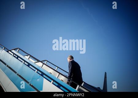 Lissabon, Portogallo. 20th Apr, 2023. Il cancelliere tedesco OLAF Scholz (SPD) sale sulla passerella per l'Airbus A321LR dell'Aeronautica militare all'aeroporto di Lisbona per il volo di ritorno a Berlino. Credit: Kay Nietfeld/dpa/Alamy Live News Foto Stock