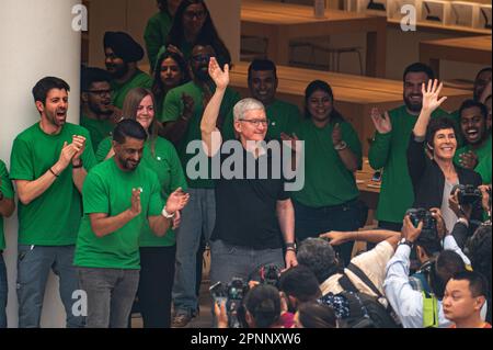 Nuova Delhi, Delhi, India. 20th Apr, 2023. Apple Inc Chief Executive Officer (CEO) Tim Cook si lancia alla folla durante il lancio del nuovo negozio Apple Inc. A Nuova Delhi, India, il 20 aprile 2023. (Credit Image: © Kabir Jhangiani/ZUMA Press Wire) SOLO PER USO EDITORIALE! Non per USO commerciale! Foto Stock