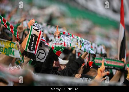 VARSAVIA, POLONIA - 16 APRILE 2023: Campionato di calcio polacco T-Mobile Ekstraklasa o/p: Tifosi della Legia Foto Stock