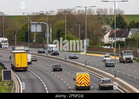 Slough, Regno Unito. 19th aprile 2023. I veicoli passano lungo una sezione recentemente completata dell'autostrada intelligente M4. Il governo ha annunciato la cancellazione di tutte le nuove autostrade intelligenti a causa di problemi di costi e sicurezza, ma deve far fronte a crescenti richieste di ripristino delle spalle alle autostrade intelligenti esistenti, nonostante un ripristino della sicurezza annunciato in precedenza. Credit: Notizie dal vivo di Mark Kerrison/Alamy Foto Stock