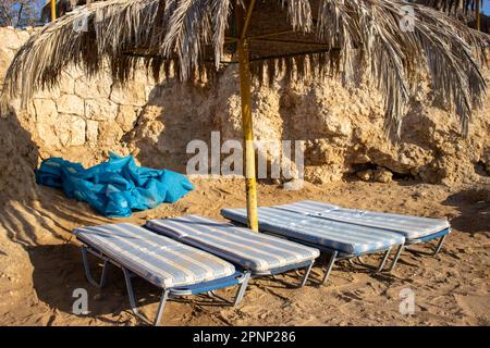 palapa su una spiaggia deserta in Egitto Foto Stock