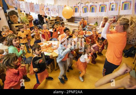 UTRECHT - 20/04/2023, UTRECHT - Bambini durante l'undicesima edizione dei Giochi del Re, che si svolgerà in 2 giorni nel 2023 a causa della Sugar Fest. I Giochi del Re furono organizzati per la prima volta nel 2013, nel contesto dell'inaugurazione del Re Willem-Alexander. L'obiettivo era mostrare ai bambini e ai genitori della scuola elementare che mangiare una buona colazione insieme e fare esercizio fisico attivo sono importanti e divertenti. ANP EVA PLEVIER olanda fuori - belgio fuori Foto Stock