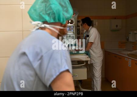 Ostrava, Repubblica Ceca. 18th Apr, 2023. Ospedale municipale di Ostrava che offre alle donne con sezioni cesaree pianificate una consegna da parte di una sezione cesarea gentile. Consente alle madri di prendere il parto immediatamente dopo che il neonato è stato portato sopra la ferita chirurgica con l'aiuto del personale addetto al parto. Michal Nosek guarda l'esame medico di sua figlia Severina dopo aver partorito a Ostrava, Repubblica Ceca, il 18 aprile 2023. Credit: Jaroslav Ozana/CTK Photo/Alamy Live News Foto Stock