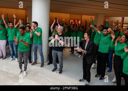 Nuova Delhi, Nuova Delhi, India. 20th Apr, 2023. Il CEO di Apple Tim Cook e il Senior Vice President di Retail e People Deirdre o'Brien durante l'inaugurazione del nuovo Apple Store. (Credit Image: © Karma Sonam Bhutia/ZUMA Press Wire) SOLO PER USO EDITORIALE! Non per USO commerciale! Foto Stock