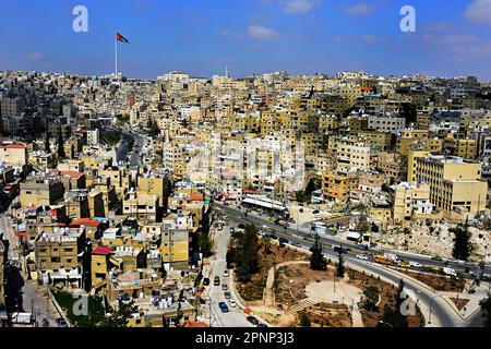 Panorama della città dal Teatro Romano, Amman, Regno di Giordania, Vista panoramica di Amman da una delle colline che circondano la città di Amman, Foto Stock