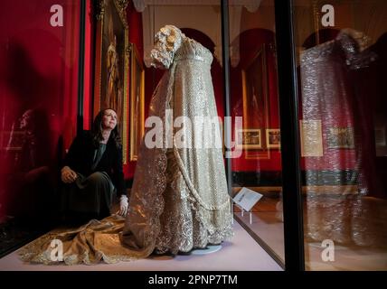 NOTA: Le immagini saranno utilizzate esclusivamente per scopi editoriali di notizie solo in relazione alla mostra Style & Society: Dressing the Georgians alla Queen's Gallery, Buckingham Palace. Anna Reynolds, curatrice della mostra, adegua il primo abito da sposa reale britannico sopravvissuto, indossato dalla principessa Charlotte di Galles al suo matrimonio con il principe Leopoldo di Cobourg nel 1816, in mostra durante l'anteprima della mostra Style & Society: Dressing the Georgians alla Queen's Gallery, Buckingham Palace a Londra. La mostra è impostata su 'vita di vitello nel 18th ° secolo attraverso le mode del giorno'. Foto Stock