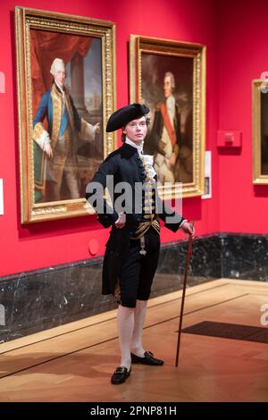 NOTA: Le immagini saranno utilizzate esclusivamente per scopi editoriali di notizie solo in relazione alla mostra Style & Society: Dressing the Georgians alla Queen's Gallery, Buckingham Palace. Il sarto d'epoca Zack Pinsent visita l'anteprima della mostra Style & Society: Dressing the Georgians alla Queen's Gallery, Buckingham Palace a Londra. La mostra è impostata su 'vita di vitello nel 18th ° secolo attraverso le mode del giorno'. I visitatori della mostra potranno vedere il primo abito da sposa reale britannico sopravvissuto, indossato dalla principessa Charlotte del Galles nel 1816. Data foto: Giovedì Foto Stock