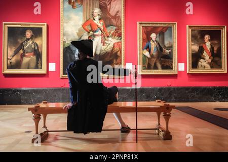 USO EDITORIALE IL sarto del periodo Zack Pinsent visita l'anteprima della mostra Style & Society: Dressing the Georgians alla Queen's Gallery, Buckingham Palace a Londra. La mostra è impostata su 'vita di vitello nel 18th ° secolo attraverso le mode del giorno'. I visitatori della mostra potranno vedere il primo abito da sposa reale britannico sopravvissuto, indossato dalla principessa Charlotte del Galles nel 1816. Data immagine: Giovedì 20 aprile 2023. Foto Stock