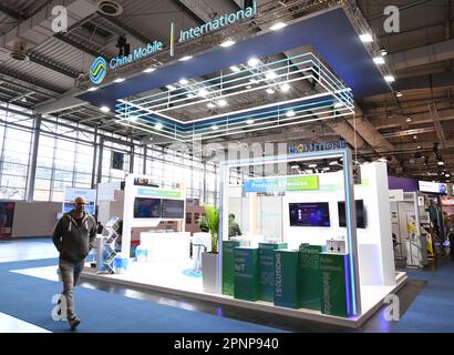 (230420) -- HANNOVER, 20 aprile 2023 (Xinhua) -- questa foto scattata il 18 aprile 2023 mostra lo stand di China Mobile alla Hannover Messe 2023 di Hannover, Germania. Le aziende cinesi sono competitive nei mercati globali e sono sempre pronte ad apprendere e migliorare, Jochen Koeckler, presidente del consiglio di amministrazione della Deutsche Messe AG, ha commentato mercoledì sulle 800 società cinesi che partecipano alla Hannover Messe 2023. La fiera, una delle più grandi al mondo e che durerà da aprile 17 ad aprile 21, espone più di 4.000 aziende, che presentano soluzioni per la produzione e Foto Stock