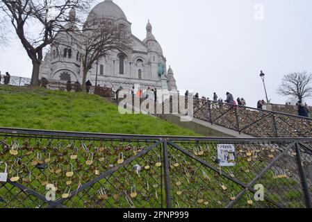 Centinaia di lucchetti d'Amore o di lovelocks fissati dai turisti su recinzioni fuori dalla Basilica del Sacro cuore Chiesa, Monmartre, Parigi, gennaio 2023 Foto Stock