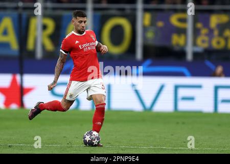 Milano, Italia. 19th Apr, 2023. Nicolas Otamendi di SL Benfica controlla la palla durante il quarto di finale della UEFA Champions League della seconda tappa tra FC Internazionale e Sl Benfica allo Stadio Giuseppe Meazza il 19 aprile 2023 a Milano Italia . Credit: Marco Canoniero/Alamy Live News Foto Stock