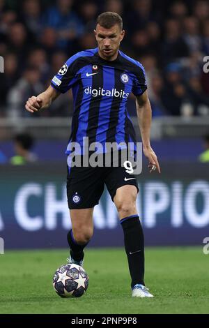 Milano, Italia. 19th Apr, 2023. Edin Dzeko del FC Internazionale controlla la palla durante il quarto di finale della UEFA Champions League della seconda tappa tra FC Internazionale e Sl Benfica allo Stadio Giuseppe Meazza il 19 aprile 2023 a Milano Italia . Credit: Marco Canoniero/Alamy Live News Foto Stock