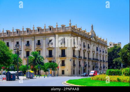 Valencia, Spagna - 17 luglio 2022: Architettura esterna della Corte Suprema militare di Giustizia Foto Stock