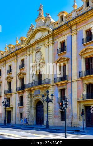 Valencia, Spagna - 17 luglio 2022: Architettura esterna della Corte Suprema militare di Giustizia Foto Stock