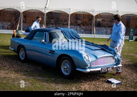 La copertina viene rimossa da un'Aston Martin DB5 convertibile in esposizione nel 1965 durante l'anteprima per il Salon Prive London al Royal Hospital Chelsea di Londra. Data immagine: Giovedì 20 aprile 2023. Foto Stock