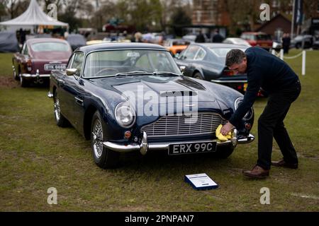 Un Aston Martin DB5 del 1965 in mostra durante l'anteprima per il Salon Prive London al Royal Hospital Chelsea di Londra. Data immagine: Giovedì 20 aprile 2023. Foto Stock