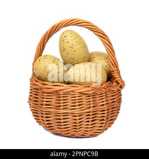 Uova di Pasqua nel cesto intrecciato isolato su sfondo bianco con percorso di ritaglio. Foto Stock