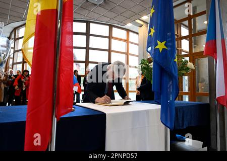 Bruxelles, Belgio. 20th Apr, 2023. Bruxelles, Belgio, 20 aprile 2023. Il presidente ceco Petr Pavel firma al libro commemorativo durante la sua visita alla scuola europea a Bruxelles, in Belgio, il 20 aprile 2023. Credit: Katerina Sulova/CTK Photo/Alamy Live News Foto Stock