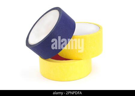 Primo piano del nastro di mascheratura blu e giallo. Nastro adesivo su sfondo bianco. Tre bobine nastro autoadesivo a base di carta. Pochi rotoli di carta set di blu Foto Stock