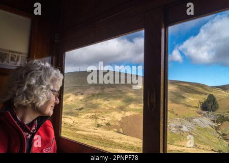 Vista del monte Scaedell dalla ferrovia del monte Scaedell, dalla ferrovia e dalla carrozza elettrica Manx, dall'isola di Man Foto Stock