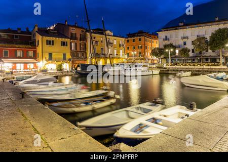 Vista notturna del porto, Malcesine, Lago di Garda, Veneto, Italia Foto Stock