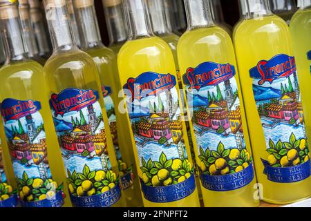 Limoncello del Garda liquore al limone in vendita in un negozio di souvenir, Limone sul Garda, Lago di Garda, Lombardia, Italia Foto Stock