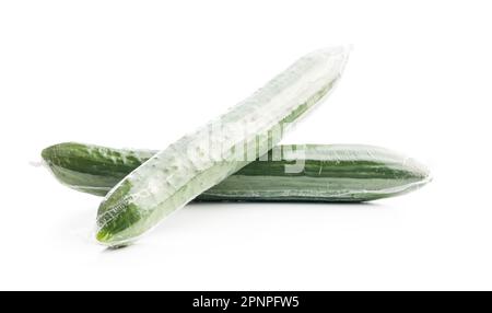Cetrioli freschi verdi avvolti in un involucro di plastica isolato su fondo bianco. Foto Stock
