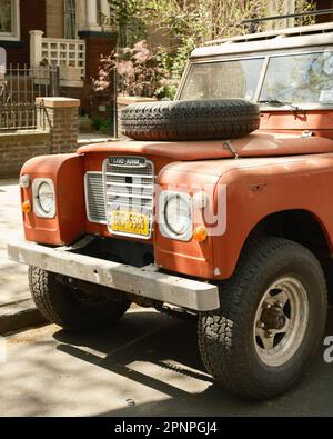 Un Land Rover Defender rosso, a Crown Heights, Brooklyn, New York Foto Stock