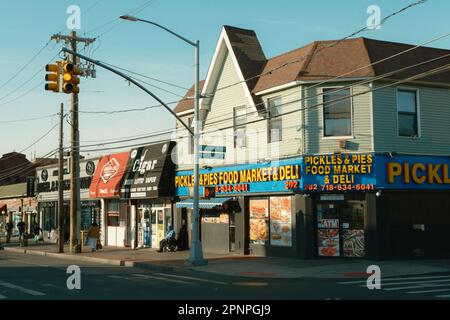 Pickles & Pies Food Market & Deli vintage segno in The Rockaways, Queens, New York Foto Stock