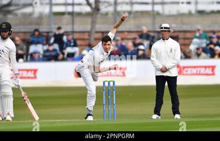 Hove UK 20th Aprile 2023 - Matthew Fisher bowling per lo Yorkshire contro il Sussex durante la partita di cricket LV= Insurance County Championship al 1st Central County Ground di Hove : Credit Simon Dack /TPI/ Alamy Live News Foto Stock