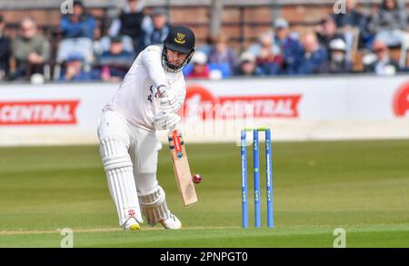 Hove UK 20th Aprile 2023 - Tom Haines battendo per il Sussex contro lo Yorkshire durante la partita di cricket LV= Insurance County Championship al 1st Central County Ground di Hove : Credit Simon Dack /TPI/ Alamy Live News Foto Stock