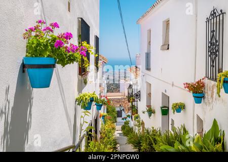 Pittoresca strada di Mijas, incantevole villaggio bianco in Andalusia. Spagna Foto Stock