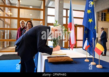 Bruxelles, Belgio. 20th Apr, 2023. Il presidente ceco Petr Pavel firma al libro commemorativo durante la sua visita alla scuola europea a Bruxelles, in Belgio, il 20 aprile 2023. Credit: Katerina Sulova/CTK Photo/Alamy Live News Foto Stock