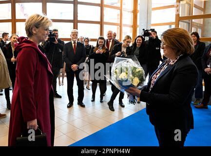 Bruxelles, Belgio. 20th Apr, 2023. Il presidente ceco Petr Pavel (centro) e sua moglie Eva Pavlova (sinistra) visitano la scuola europea a Bruxelles, Belgio, 20 aprile 2023. Credit: Katerina Sulova/CTK Photo/Alamy Live News Foto Stock