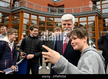 Bruxelles, Belgio. 20th Apr, 2023. Il presidente ceco Petr Pavel (secondo da destra) scatta una foto con gli studenti durante la sua visita alla scuola europea a Bruxelles, in Belgio, il 20 aprile 2023. Credit: Katerina Sulova/CTK Photo/Alamy Live News Foto Stock