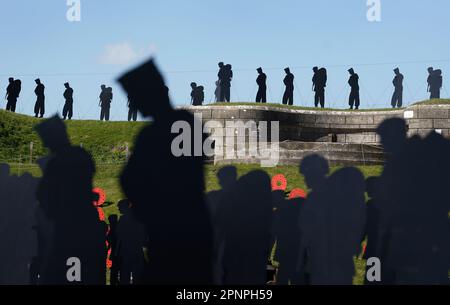 Una vista delle silhouette che fanno parte dell'installazione artistica Standing with Giants al Royal Armouries Fort Nelson a Portsmouth. L'installazione all'aperto presenta silhouette a grandezza naturale del personale militare e dei civili del 258 che hanno perso la vita nel conflitto Falklands. Data immagine: Giovedì 20 aprile 2023. Foto Stock