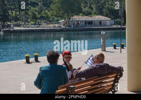 Bambino in costume nazionale con nonni il giorno dell'Indipendenza a Galaxidi in Grecia Foto Stock