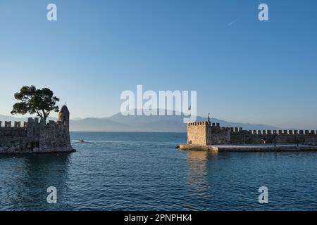 Vista del porto di pescatori della città medievale di Nafpaktos all'alba in primavera Foto Stock