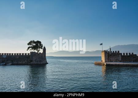 Vista del porto di pescatori della città medievale di Nafpaktos all'alba in primavera Foto Stock