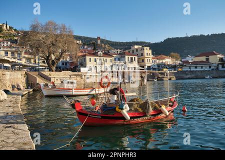 Vista del porto di pescatori della città medievale di Nafpaktos all'alba in primavera Foto Stock